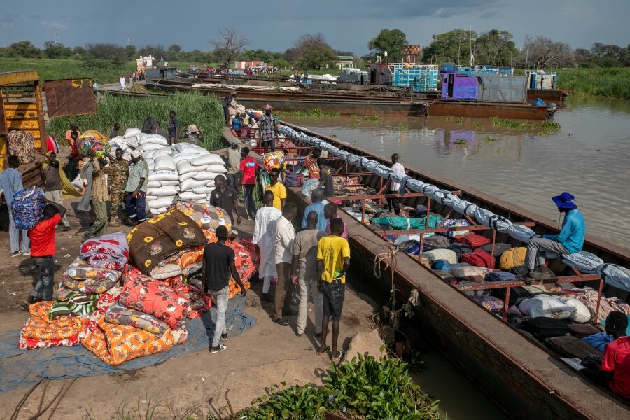 Displaced people in Renk wait to board a boat to Malakal, South Sudan. Photo: WFP/Eulalia Berlanga&nbsp;